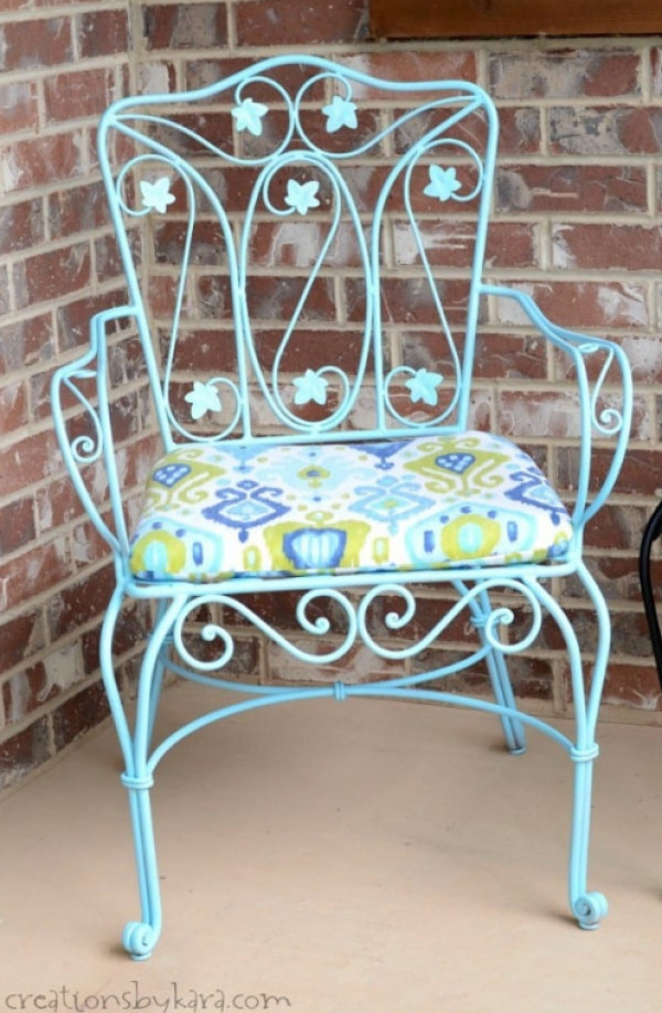 Aksen Perabotan dengan Detail Logam Berkarat